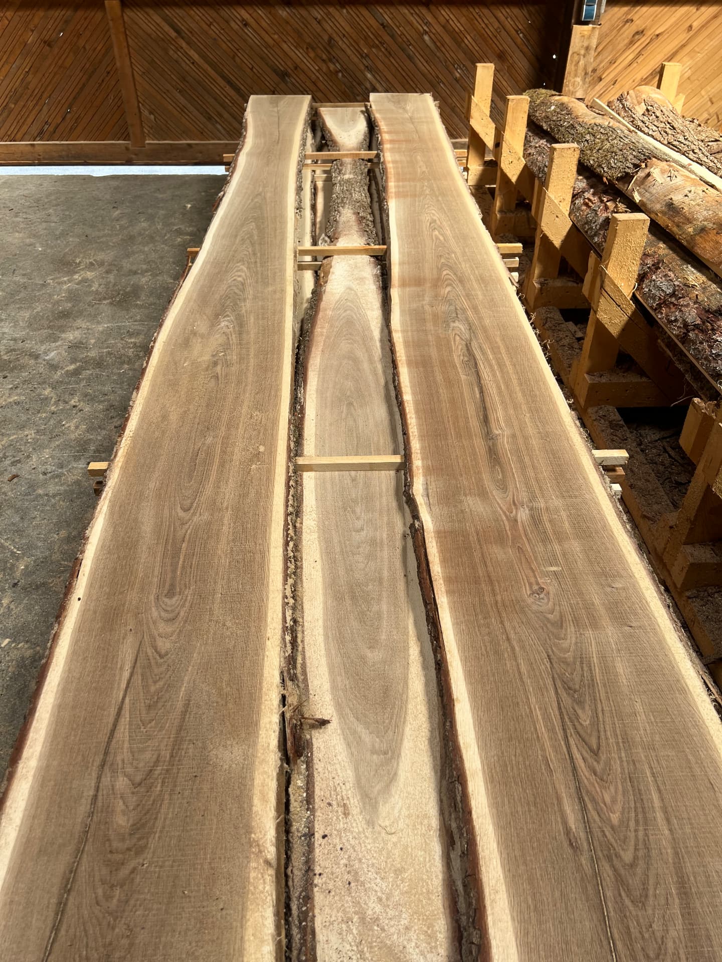 Breite Holzbretter im Werkslager